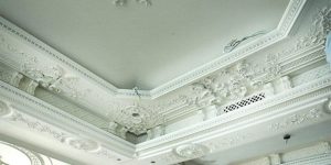 نقش گچبری در دکوراسیون کلاسیک؛ چگونه فضای خانه را سلطنتی و لوکس کنیم؟